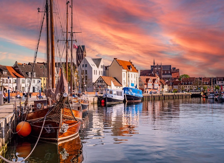 Zum Ostsee-Urlaub gehört Wismar. Auf dem Bild sieht man den Alten Hafen der Hansestadt im Abendlicht. 