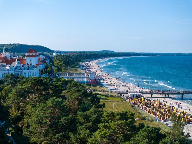 Zum Ostsee-Urlaub gehört die Insel Rügen. Auf dem Bild sieht man das Ostseebad Binz aus der Vogelperspektive. 