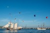 Zum Ostsee-Urlaub gehört Kiel. Auf dem Bild sieht man Segelschiffe während der Kieler Woche.