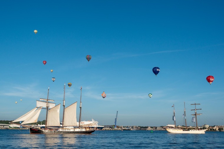 Zum Ostsee-Urlaub gehört Kiel. Auf dem Bild sieht man Segelschiffe während der Kieler Woche.