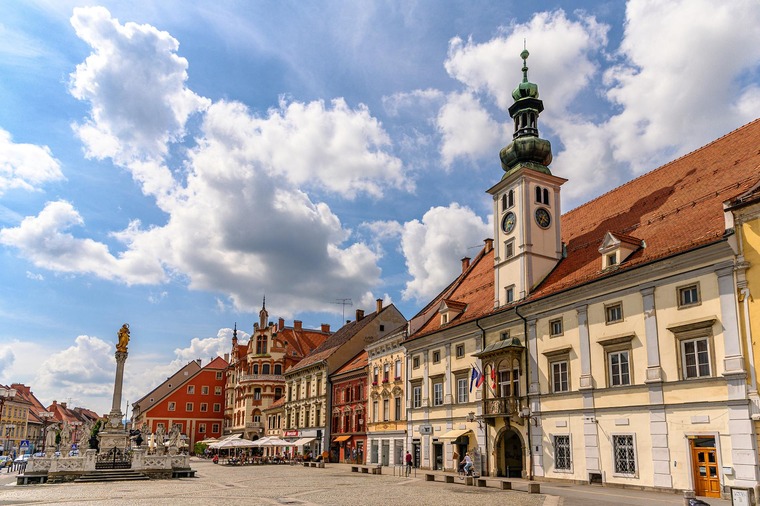 Zu einem Urlaub in Slowenien gehört auf jeden Fall auch ein Zwischenstopp in Maribor. Auf dem Bild sieht man das Rathaus der Stadt. 