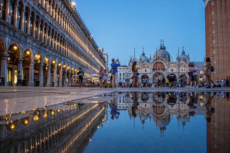 Venedig Sehenswürdigkeiten: Blick auf den Markusplatz mit Tourist:innen