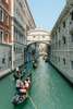 Zu den Venedig  Sehenswürdigkeiten gehört die Seufzerbrücke, die man im Bild sieht. Darunter fahren auf den türkisfarbenen Wasser des Kanals Gondoliere durch. 