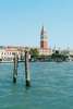 Zu den Venedig  Sehenswürdigkeiten gehört der Campanile-Turm. Im Bild sieht man ihn aus der Ferne, neben dem Markusplatz, und über das Wasser hinweg. 