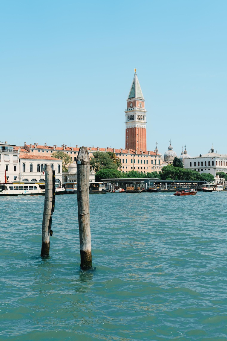 Zu den Venedig  Sehenswürdigkeiten gehört der Campanile-Turm. Im Bild sieht man ihn aus der Ferne, neben dem Markusplatz, und über das Wasser hinweg. 