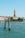 Zu den Venedig  Sehenswürdigkeiten gehört der Campanile-Turm. Im Bild sieht man ihn aus der Ferne, neben dem Markusplatz, und über das Wasser hinweg. 