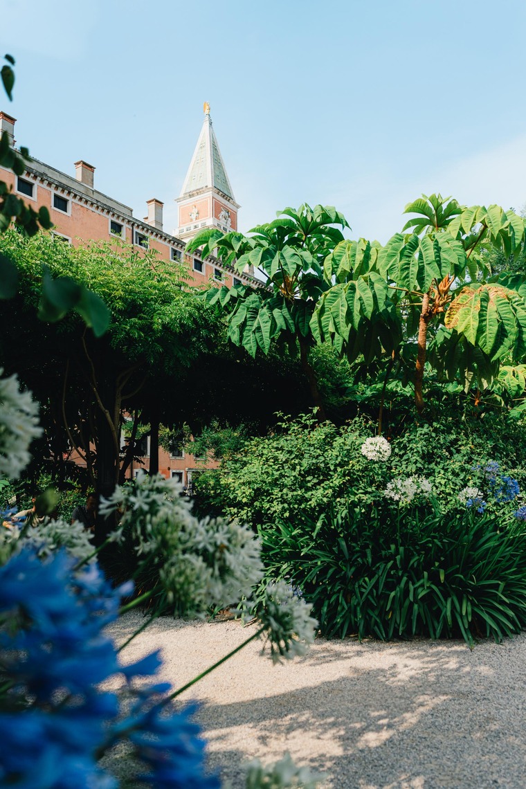 Zu den Venedig  Sehenswürdigkeiten gehört der Giardini Reali. Im Bild ein Blick auf den Garten, die Stadt im Hintergrund. 