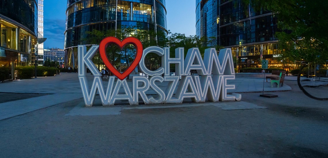Sehenswürdigkeiten Warschau: Auf dem Bild zu sehen ist ein LED-Lichtschild, in den Nachtstunden der Stadt, mit der Aufschrift „Kocham Warszawe", was auf Deutsch „Ich liebe Warschau" bedeutet.
