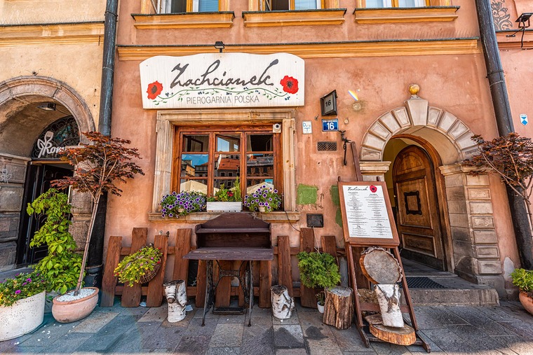 Zu den Warschau Sehenswürdigkeiten gehört das Restaurant Zachcianek. Auf dem Bild sieht man den Eingang des Restaurants bei sonnigem Wetter. 