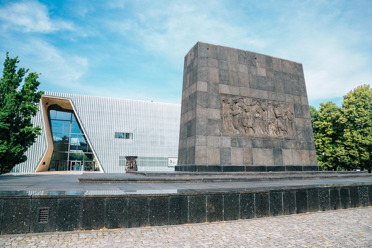 Zu den Warschau Sehenswürdigkeiten gehört das Polin-Museum, das in einem architektonisch interessanten Gebäude untergebracht ist. Dieses Gebäude ist auf diesem Bild zu sehen. 