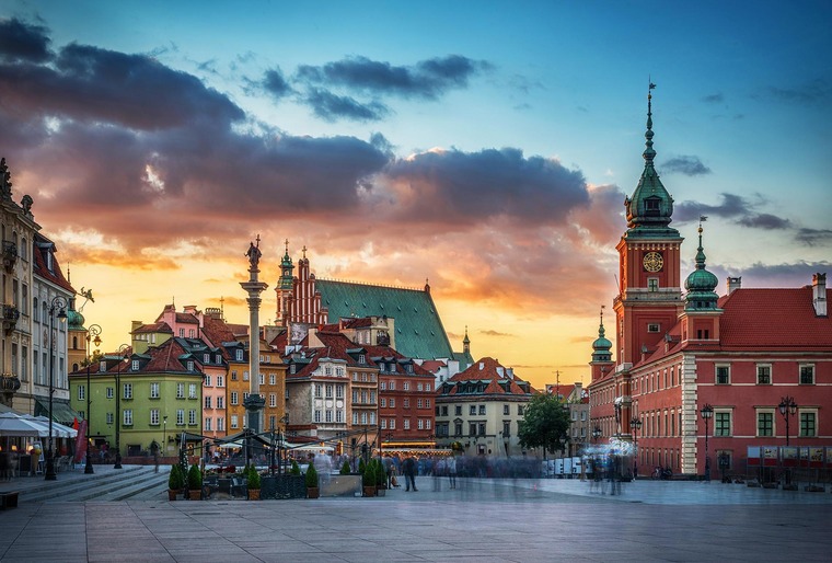 Zu den Warschau Sehenswürdigkeiten gehört die Altstadt und das Königsschloss. Auf dem Bild zu sehen, die Altstadt von Warschau mit ihren berühmten bunten Häusern im Sonnenuntergang