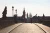 Zu den Sehenswürdigkeiten in Würzburg gehört die Alte Mainbrücke. Auf dem Bild sieht man sie am Morgen.