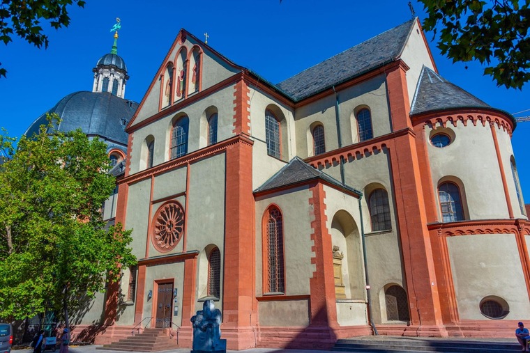 Zu den Sehenswürdigkeiten in Würzburg gehört der Dom. Auf dem Bild sieht man ihn von Außen.