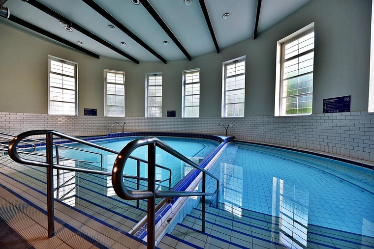 Budapest Thermen: Blick auf einen der Pools in der neu renovierten Dandár Therme in Budapest. 