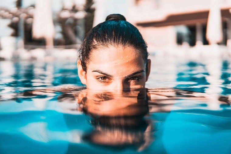 Entspannen beim Schwimmen in der Therme.