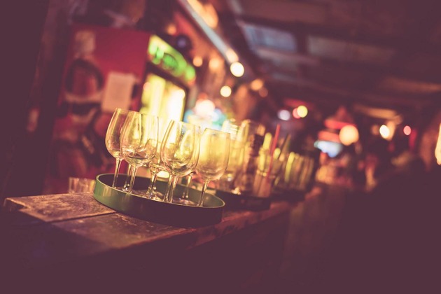 Der Tresen einer Ruin Bar in Budapest