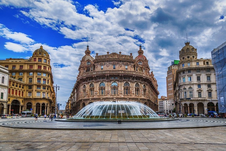 Genua Sehenswürdigkeiten: ein großer Springbrunnen umringt von Altbauten auf der Piazza de Ferrari in Genua