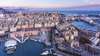 Genua Sehenswürdigkeiten: der antike Hafen der Stadt von oben bei Sonnenuntergang