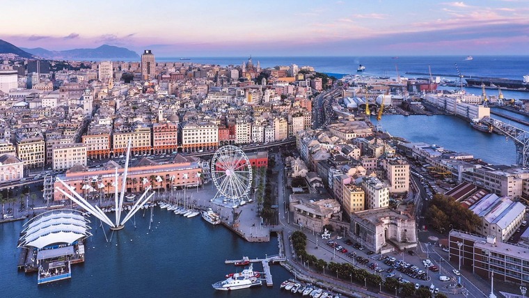 Genua Sehenswürdigkeiten: der antike Hafen der Stadt von oben bei Sonnenuntergang