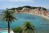 Genua Sehenswürdigkeiten: Blick auf Sandstrand mit Palmen und türkisem Meer in Sestri Levante