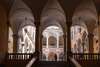 Blick über Treppe in den Innenhof vom Palazzo Doria Tursi in Genua