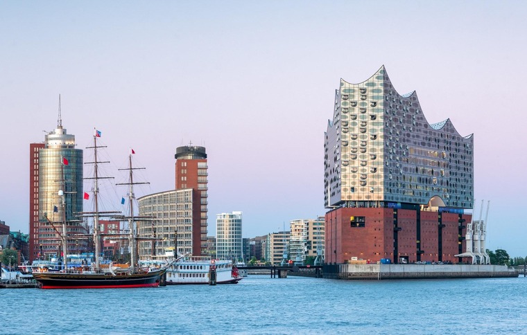 Die Elbphilharmonie ist ein Wahrzeichen Hamburgs.