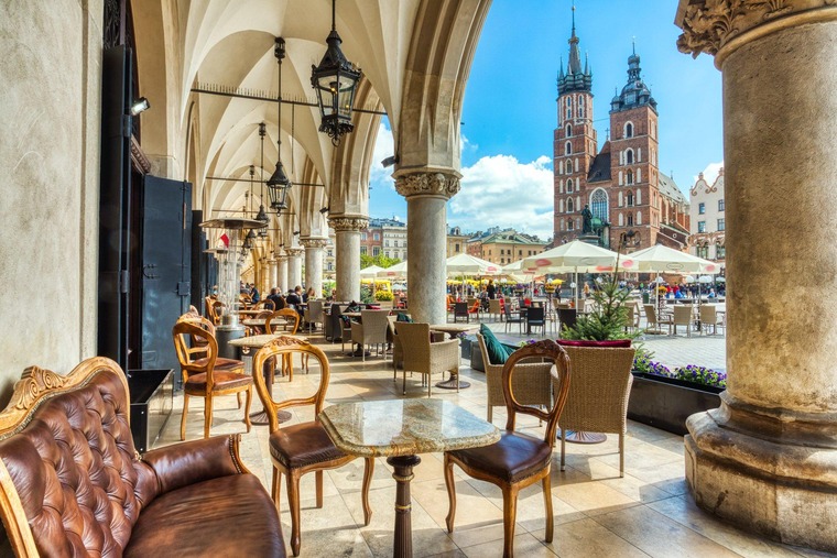Kaffeehäuser mit Ausblick auf die Marienbasilika in Krakau.