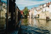 Prag Sehenswürdigkeiten: Blick aus einem Sightseeing-Boot über das Wasser und auf den Stadtteil Kleinseite in Prag. 