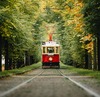Prag Sehenswürdigkeiten: Ein Geheimtipp beim Sightseeing in Prag ist die historische Straßenbahnlinie 42, die man hier auf dem Bild sieht. 