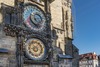 Prag Sehenswürdigkeiten: Blick auf die bunte astronomische Uhr am Turm des Prager Rathauses an einem sonnigen Tag. 