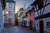 Prag Sehenswürdigkeiten: Das Goldene Gässchen in Prag ist gesäumt von bunten Häusern. 