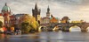 Prag Sehenswürdigkeiten: Blick auf die Moldau und die Karlsbrücke im Herbst. Beide zählen zu den top Sehenswürdigkeiten der Stadt. 
