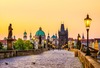 Prag Sehenswürdigkeiten: Blick auf die Karlsbrücke im Abendlicht. Sie sollte ein Fixpunkt beim Sightseeing in der Stadt sein. 