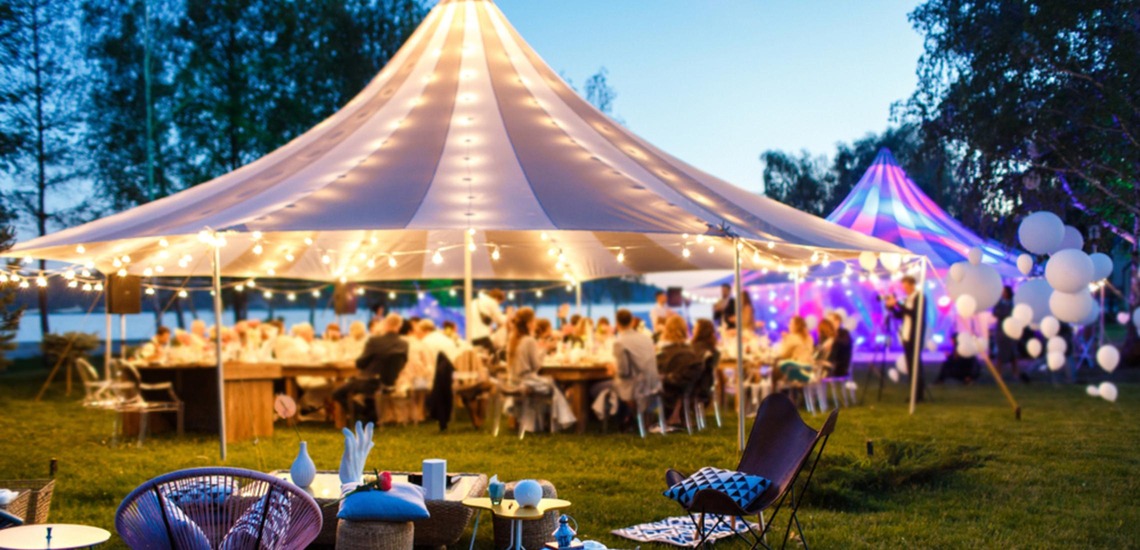 Events Österreich: Sommerliches Festzelt mit Lichtern