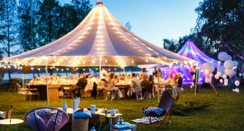 Events Österreich: Sommerliches Festzelt mit Lichtern