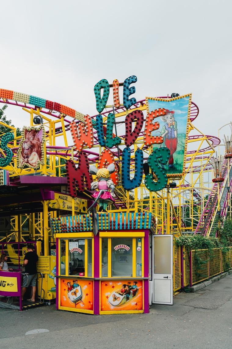 Zu den berühmten Drehorten in Österreich gehört der Prater. Das Bild zeigt die Hochschaubahn „Wilde Maus“.