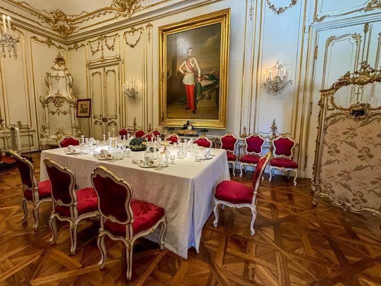 Zu den bekannten Drehorten in Österreich gehört das Schloss Schönbrunn. Das Bild zeigt die historische Inneneinrichtung des Schlosses. 