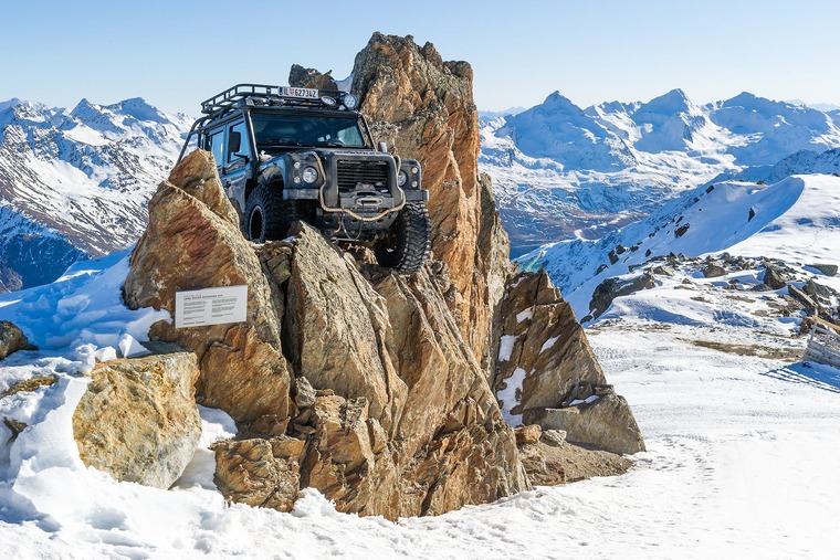 Zu den schönsten Drehorten in Österreich gehört Tirol. Das Bild zeigt den Range Rover von James Bond im Bergmassiv von Sölden.