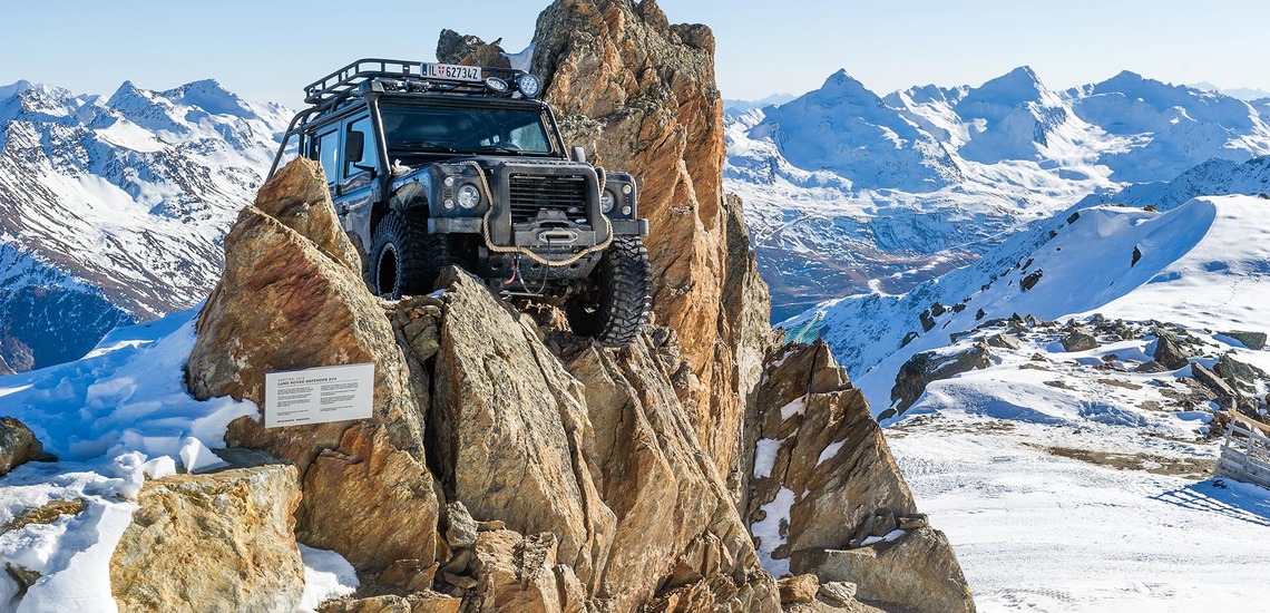Zu den schönsten Drehorten in Österreich gehört Tirol. Das Bild zeigt den Range Rover von James Bond im Bergmassiv von Sölden.