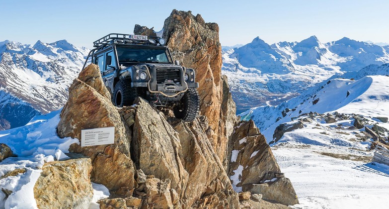 Zu den schönsten Drehorten in Österreich gehört Tirol. Das Bild zeigt den Range Rover von James Bond im Bergmassiv von Sölden.