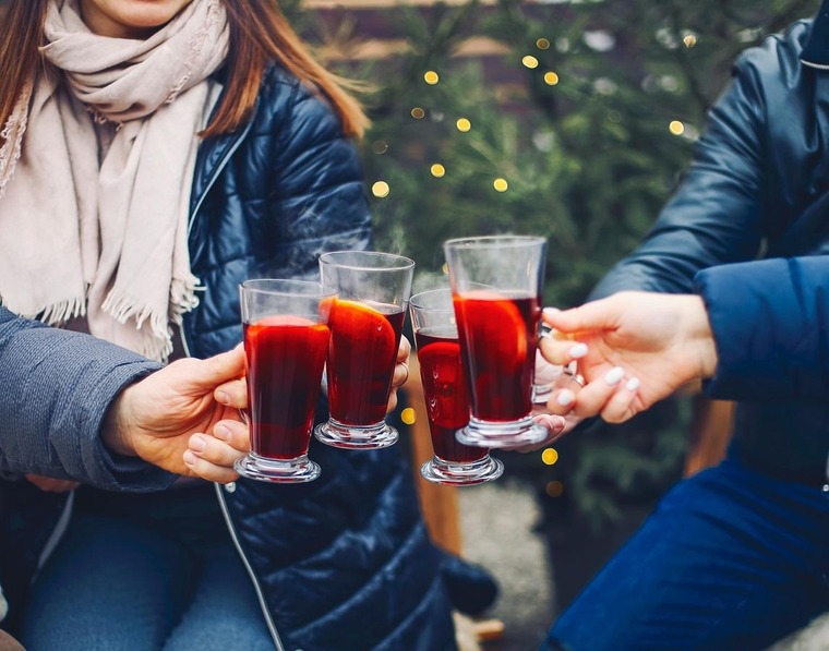 Glühweintrinken am Christkindlarkt in Linz