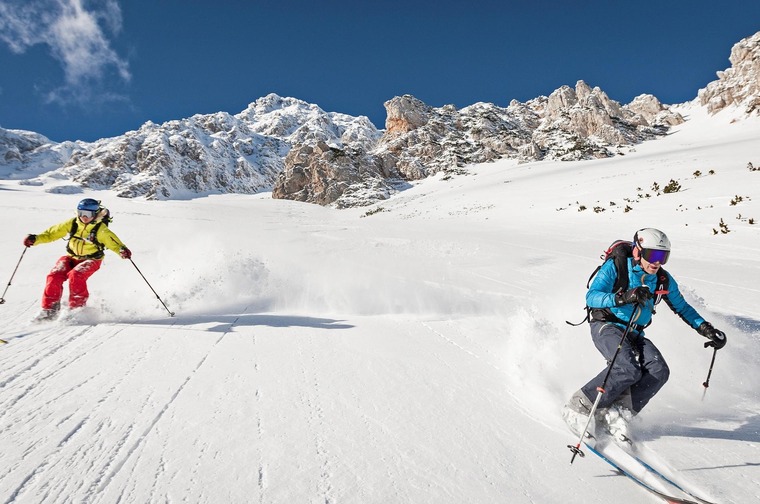 Mit den Ski den Schneeberg befahren.
