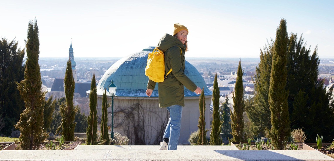 Tagesausflug ab Wien: Junge Frau auf Sightseeingtour durch Baden bei Wien. 