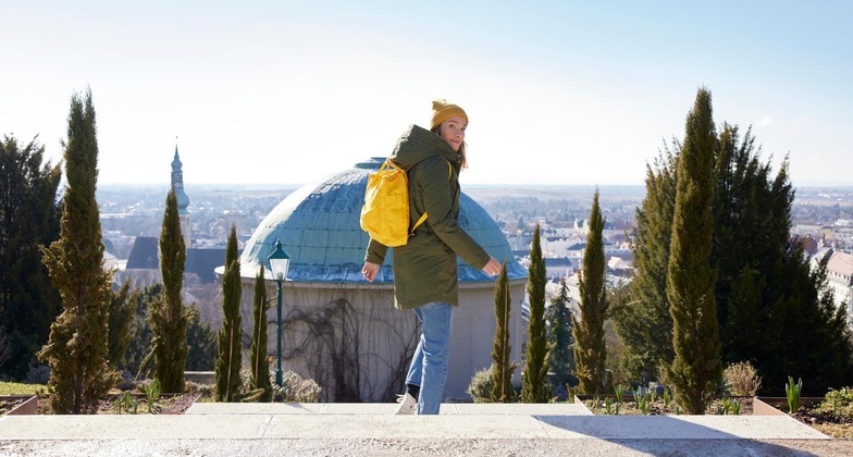 Tagesausflug ab Wien: Junge Frau auf Sightseeingtour durch Baden bei Wien. 