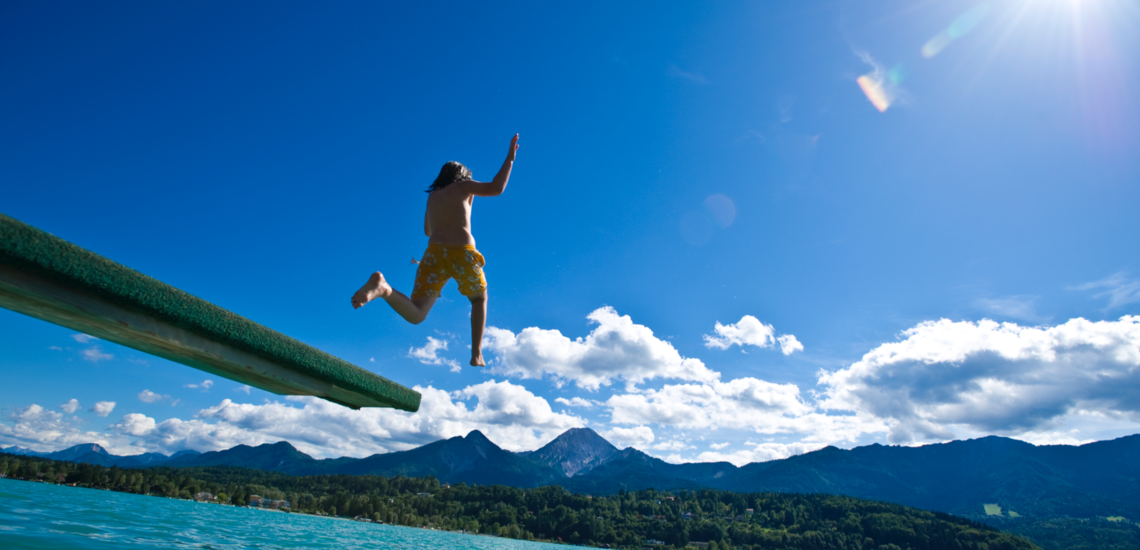 Urlaub in Kärnten: Ein Mann springt in den Wörthersee