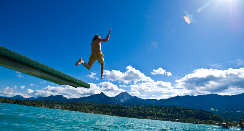 Urlaub in Kärnten: Ein Mann springt in den Wörthersee