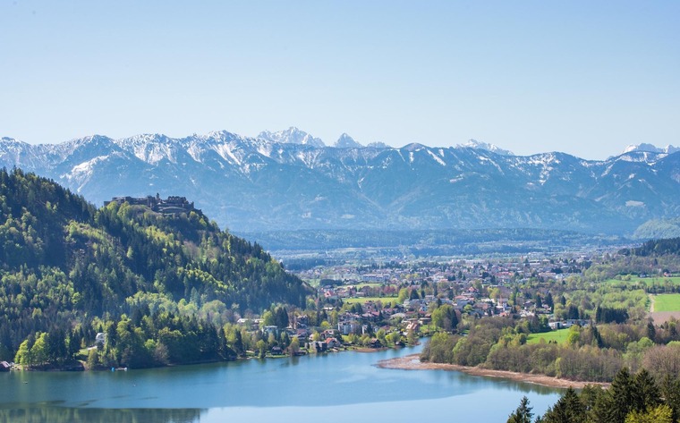Urlaub in Kärnten: Panorama des Ossiacher Sees