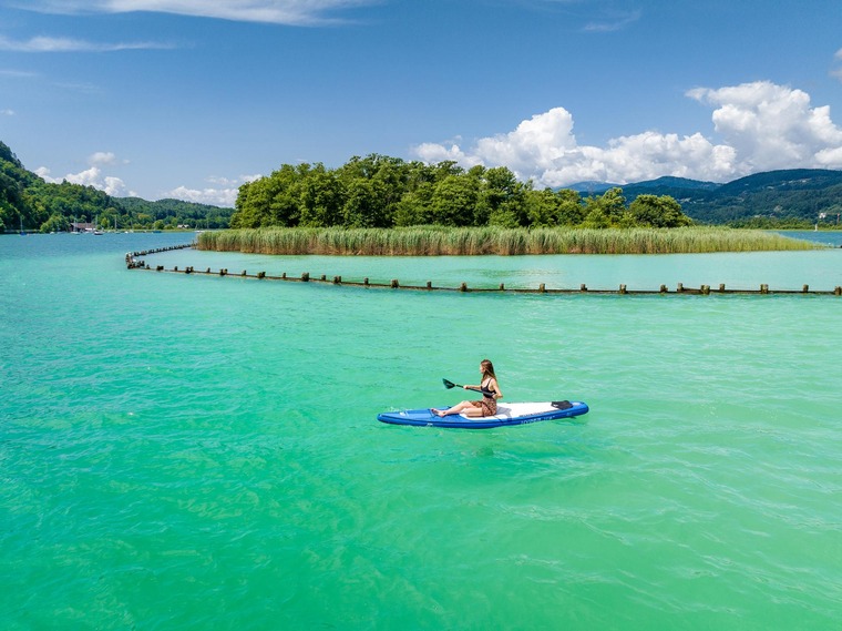 Urlaub in Kärnten: 2 Menschen auf einem Stand-up-Paddle auf dem Wörthersee