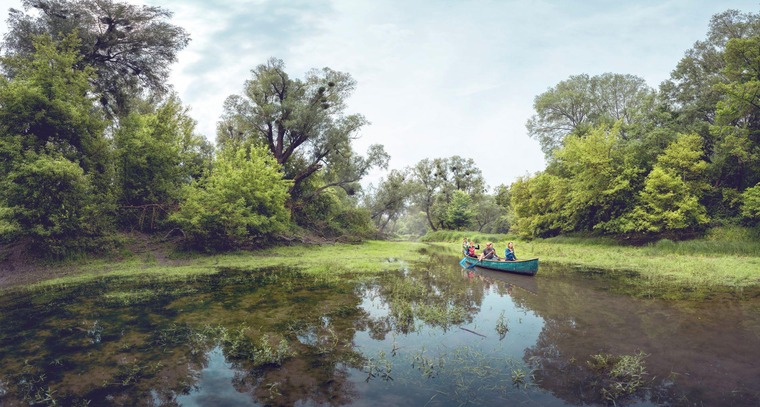 Menschen im Kanu in den Donau-Auen