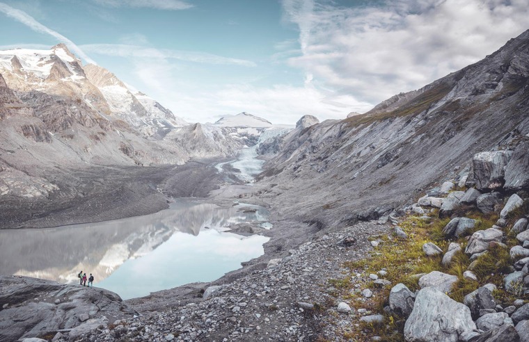 Wanderer am Gletscher im Nationalpark Hohe Tauern